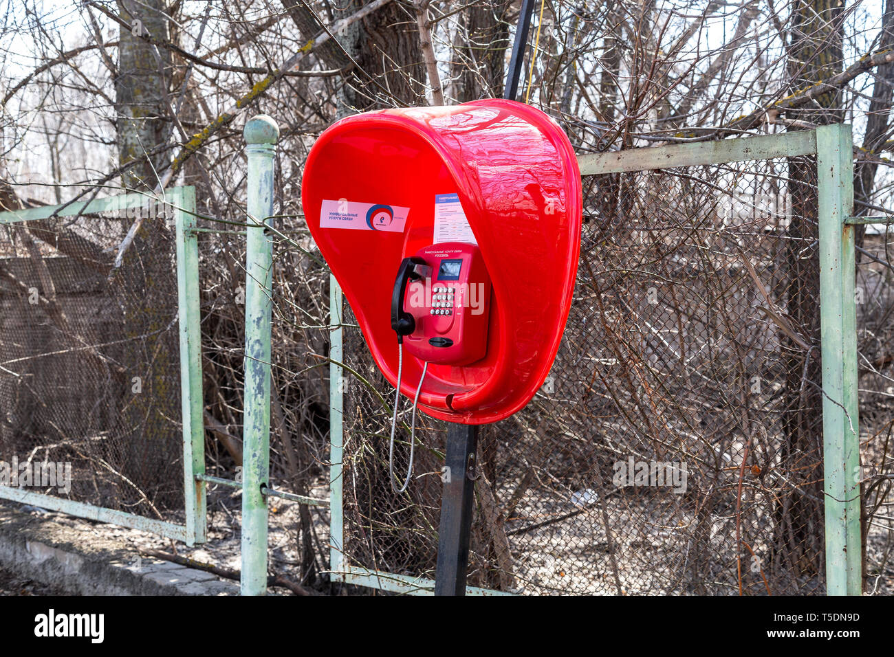 Samara, Russia - 13 Aprile 2019: moderno pubblico a pagamento Telefono in campagna Foto Stock