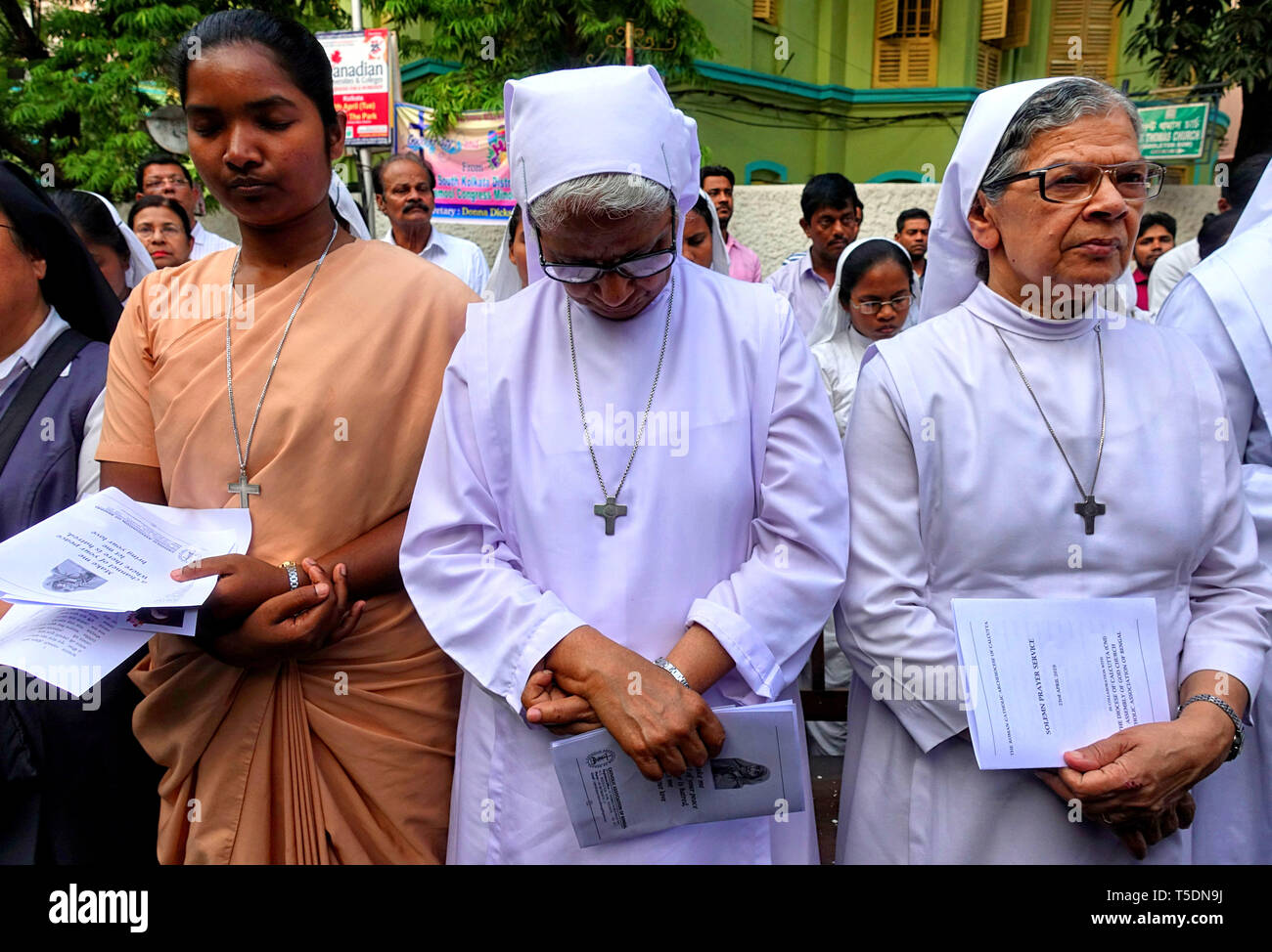 Le monache dall associazione cattolica del Bengala sono visti pregare mentre il pagamento di attributo per le vittime dello Srilanka a st. Chiesa di San Tommaso a Kolkata. Domenica XXI Aprile almeno 300 persone sono morte in esplosione suicida durante la Pasqua la preghiera da un gruppo terroristico in Srilanka. Foto Stock