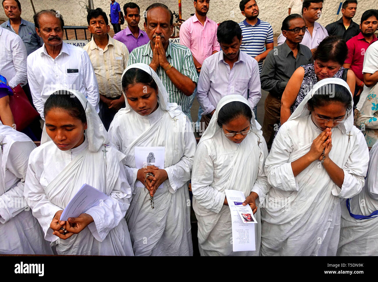 Le monache dall associazione cattolica del Bengala sono visti pregare mentre il pagamento di attributo per le vittime dello Srilanka a st. Chiesa di San Tommaso a Kolkata. Domenica XXI Aprile almeno 300 persone sono morte in esplosione suicida durante la Pasqua la preghiera da un gruppo terroristico in Srilanka. Foto Stock