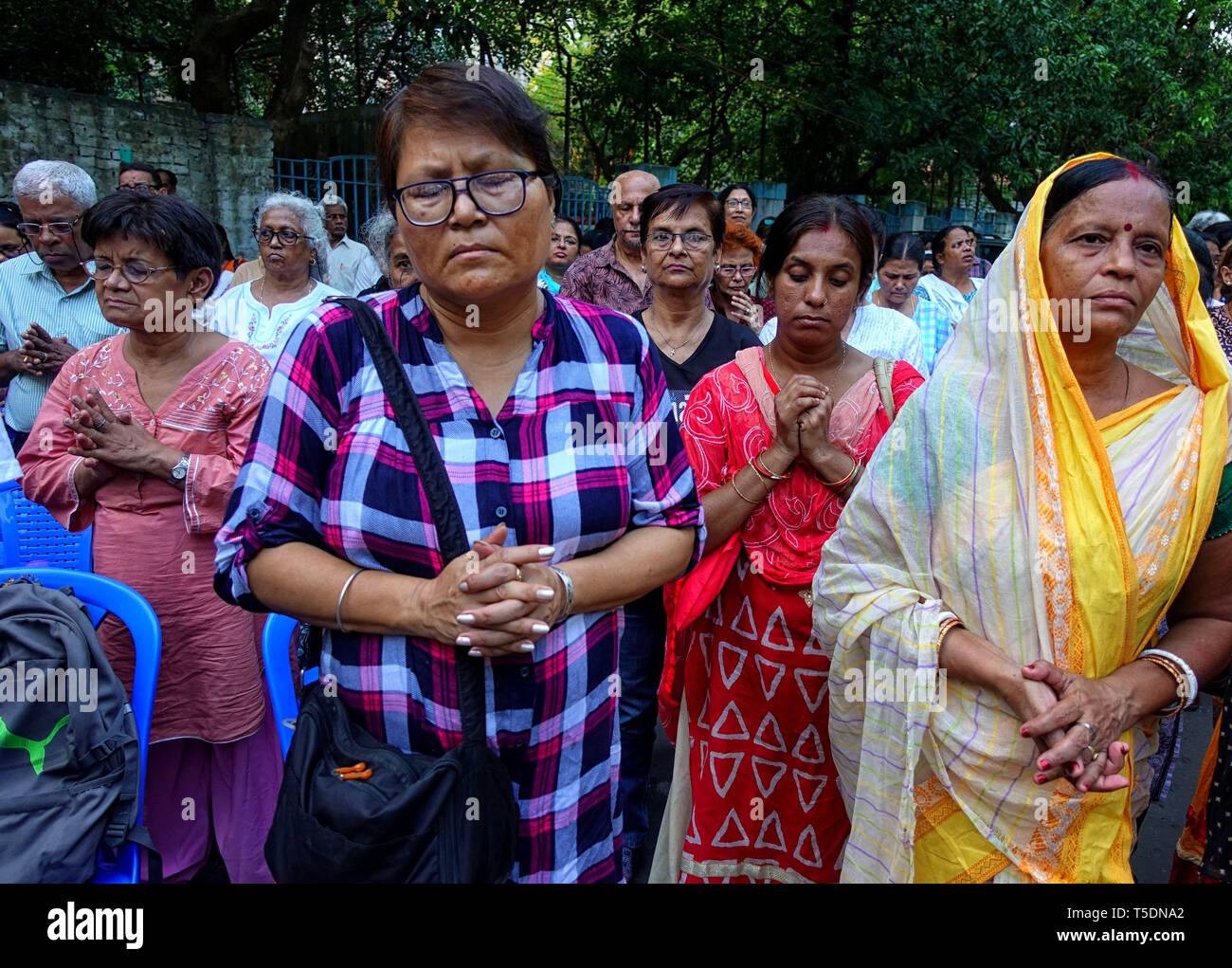 Persone provenienti da diverse comunità sono visti pregare mentre il pagamento di attributo per le vittime dello Srilanka a st. Chiesa di San Tommaso a Kolkata. Domenica XXI Aprile almeno 300 persone sono morte in esplosione suicida durante la Pasqua la preghiera da un gruppo terroristico in Srilanka. Foto Stock