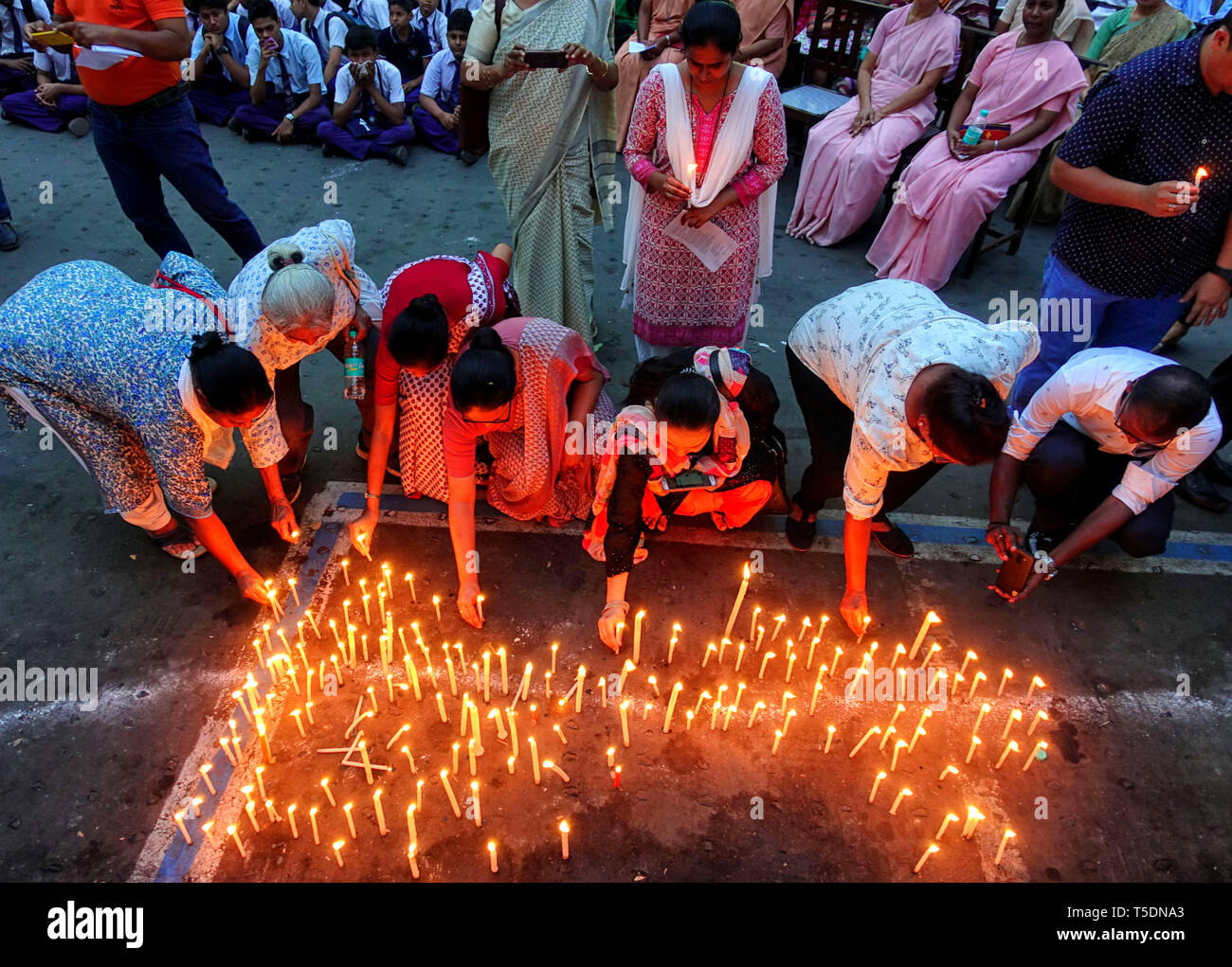 Le persone sono considerate accendendo candele e mostrando la loro solidarietà per le vittime dello Srilanka a st. Chiesa di San Tommaso a Kolkata. Domenica XXI Aprile almeno 300 persone sono morte in esplosione suicida durante la Pasqua la preghiera da un gruppo terroristico in Srilanka. Foto Stock