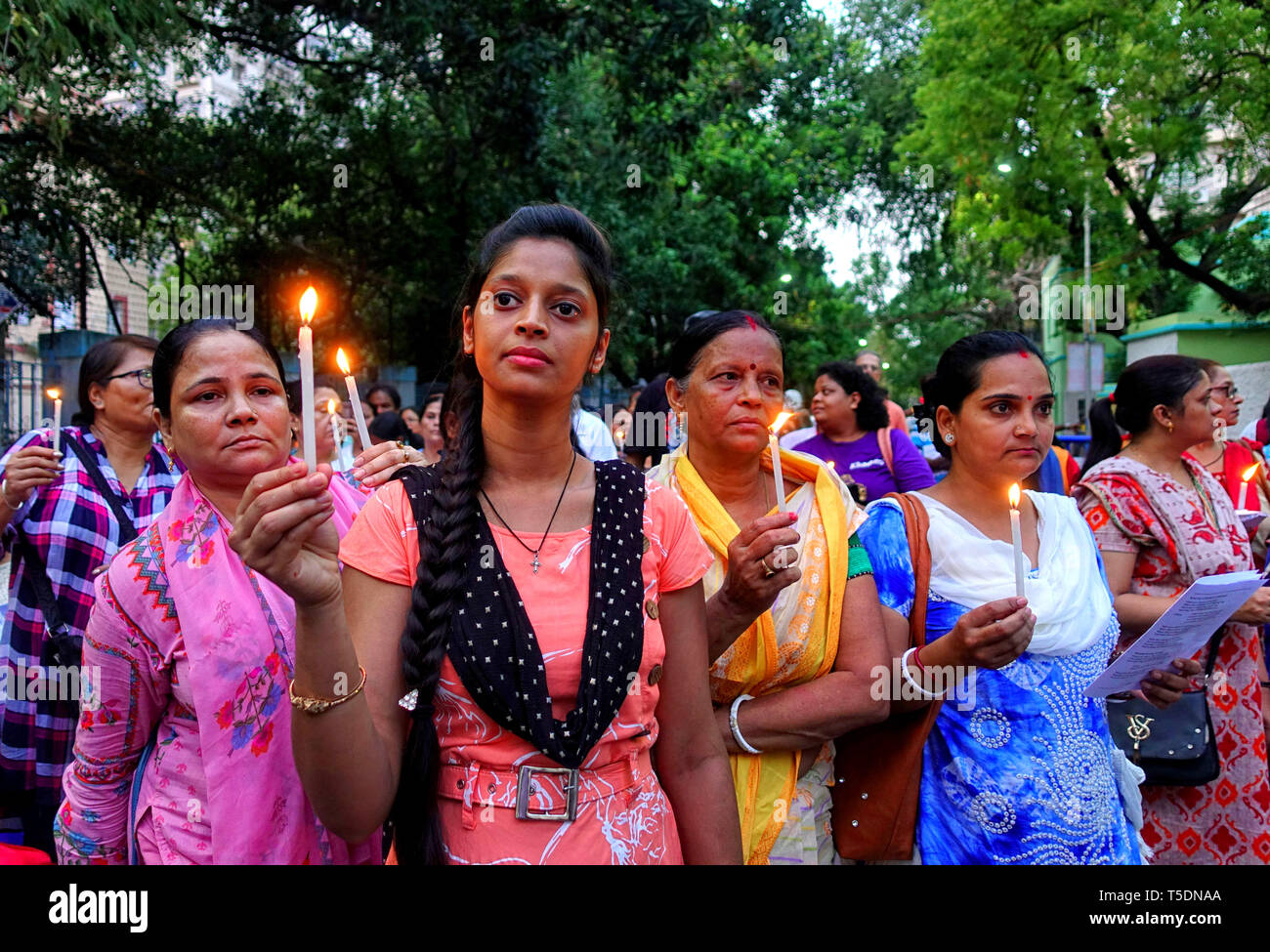 Persone provenienti da diverse comunità sono visti tenendo accendendo candele come attributo di pagamento alle vittime di Srilanka presso la St. Thomas Church in Kolkata. Domenica XXI Aprile almeno 300 persone sono morte in esplosione suicida durante la Pasqua la preghiera da un gruppo terroristico in Srilanka. Foto Stock
