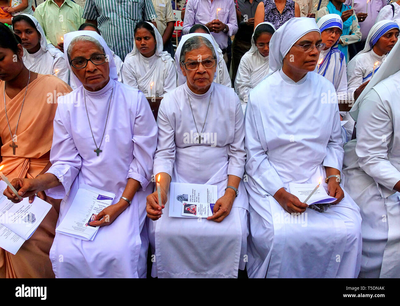 Le monache dall associazione cattolica del Bengala sono visti pregare mentre il pagamento di attributo per le vittime dello Srilanka a st. Chiesa di San Tommaso a Kolkata. Domenica XXI Aprile almeno 300 persone sono morte in esplosione suicida durante la Pasqua la preghiera da un gruppo terroristico in Srilanka. Foto Stock