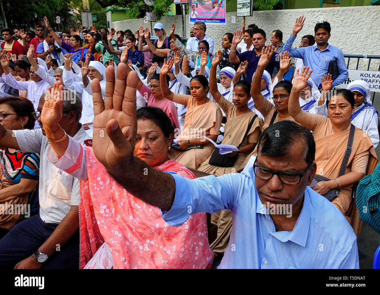 Persone provenienti da diverse comunità sono visti pregare mentre il pagamento di attributo per le vittime dello Srilanka a st. Chiesa di San Tommaso a Kolkata. Domenica XXI Aprile almeno 300 persone sono morte in esplosione suicida durante la Pasqua la preghiera da un gruppo terroristico in Srilanka. Foto Stock