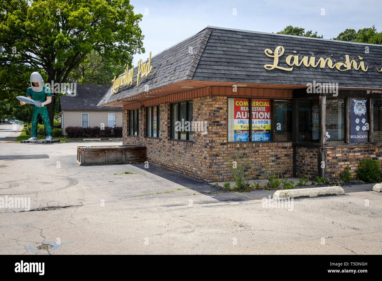 Il Gemini gigante è in piedi fuori il trampolino di lancio di drive-in ristorante NEGLI STATI UNITI. Route 66 in Wilmington, County, Illinois, Stati Uniti d'America Foto Stock