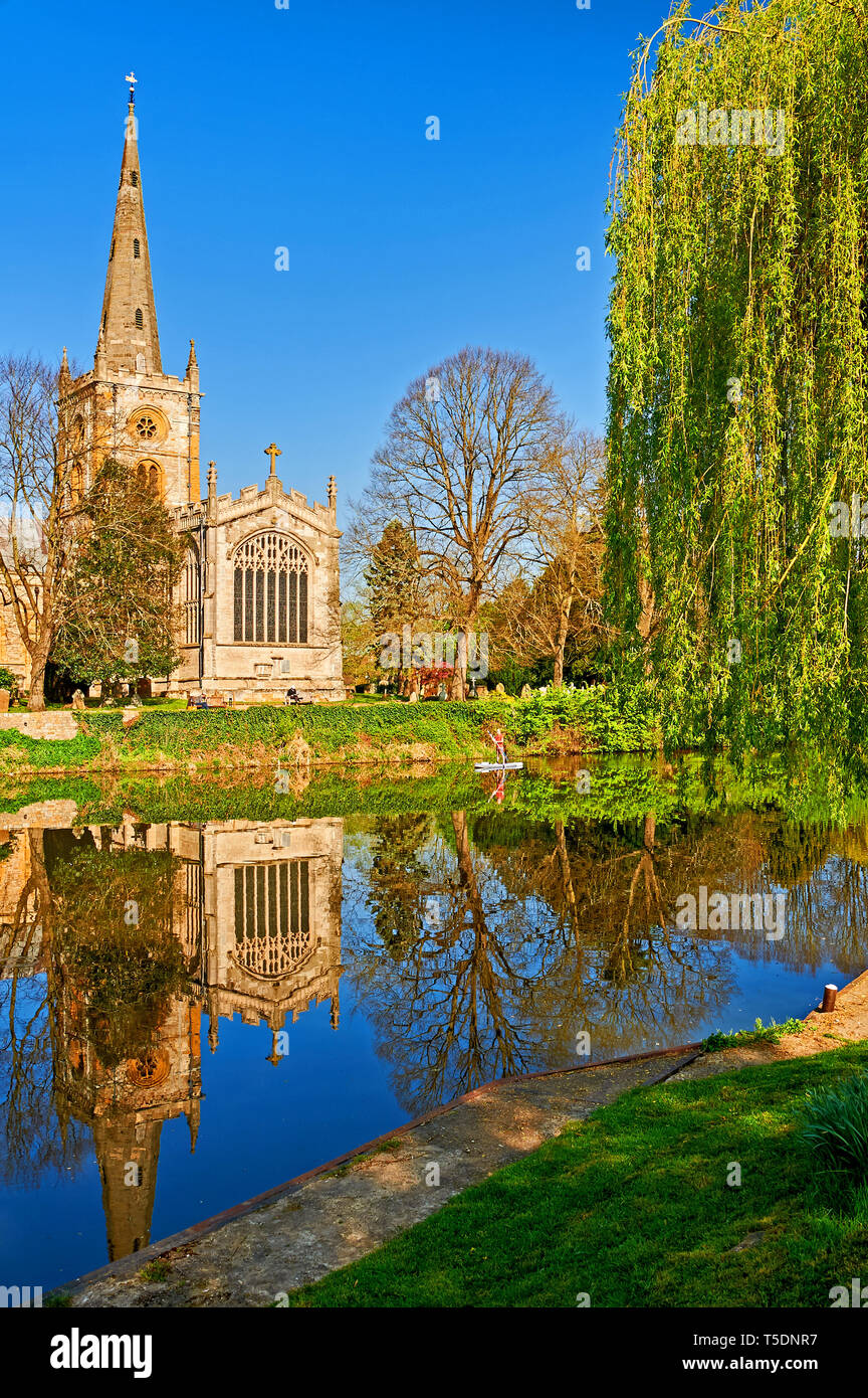 Chiesa della Santa Trinità Stratford upon Avon, luogo di sepoltura del drammaturgo William Shakespeare sorge sulle rive del fiume Avon, Warwickshire. Foto Stock