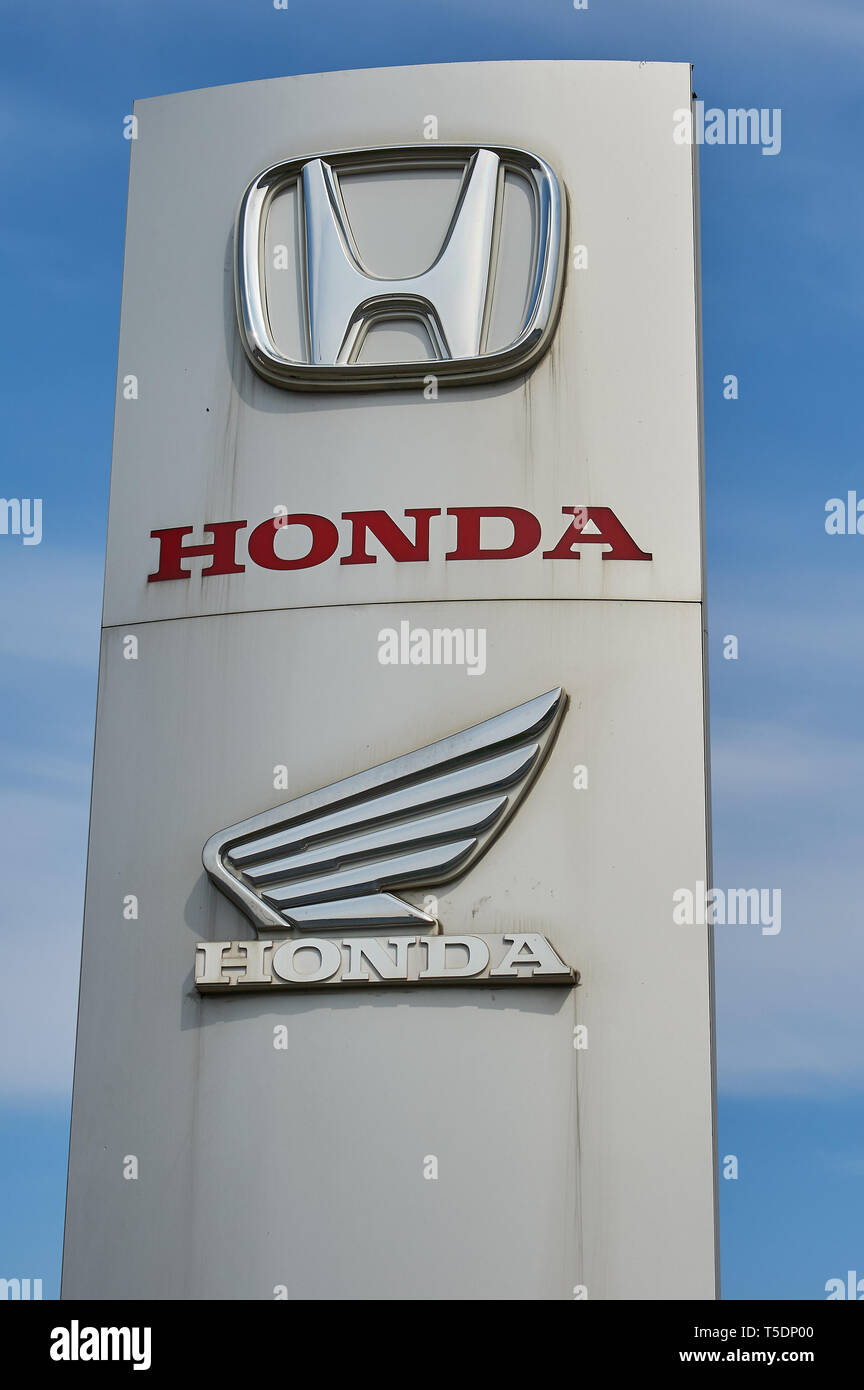 Totem identificando i fabbricanti di automobili giapponesi al di fuori di un auto show room, impostare contro un cielo blu. Foto Stock