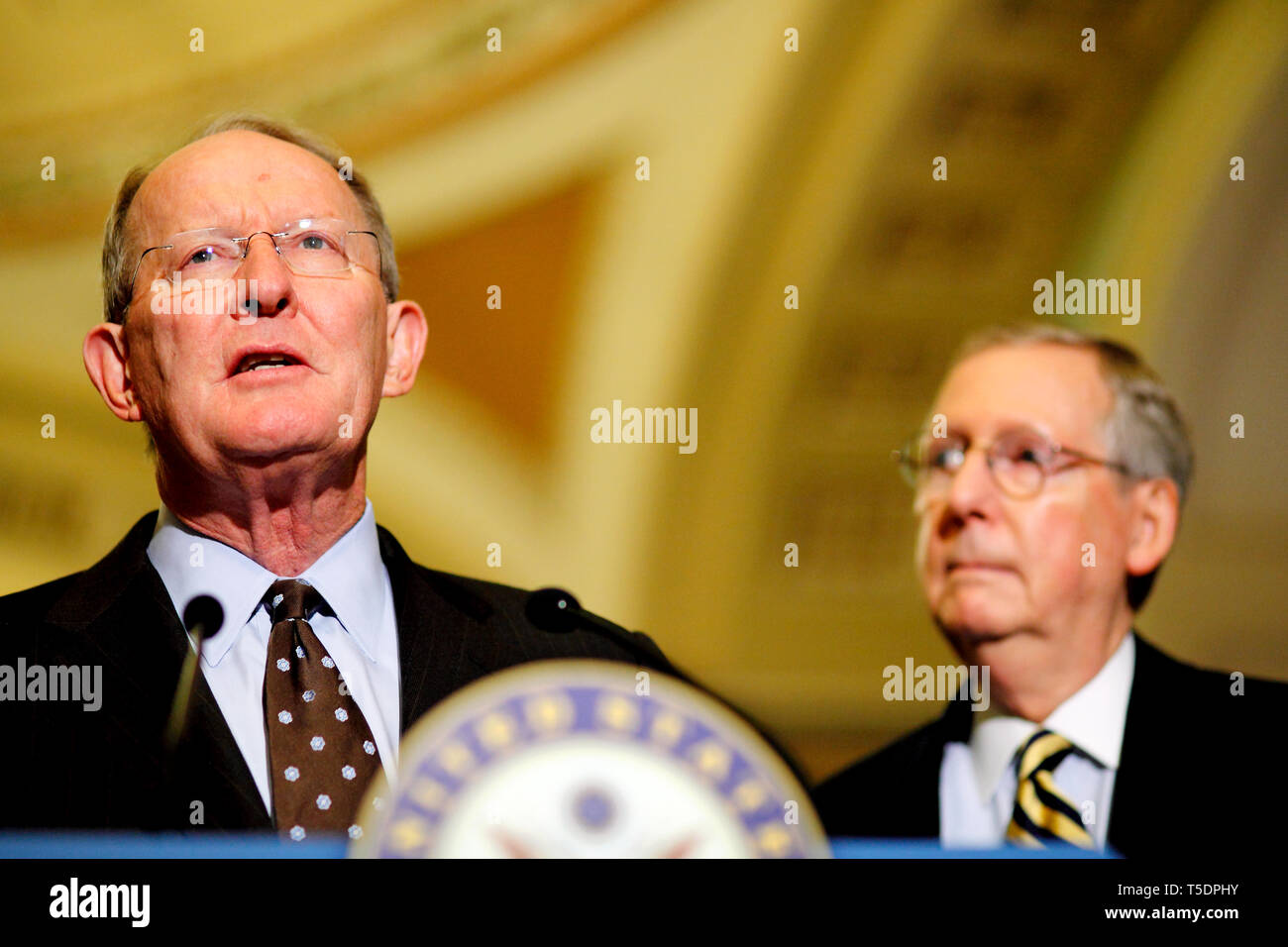 Gjeldsforhandlinger kongressen io ho Washington. Mitc Minoritetslederen McConnel lytter til Senatore Lamar Alexander orienterer som om forslaget til "banda dei Sei". Foto Stock