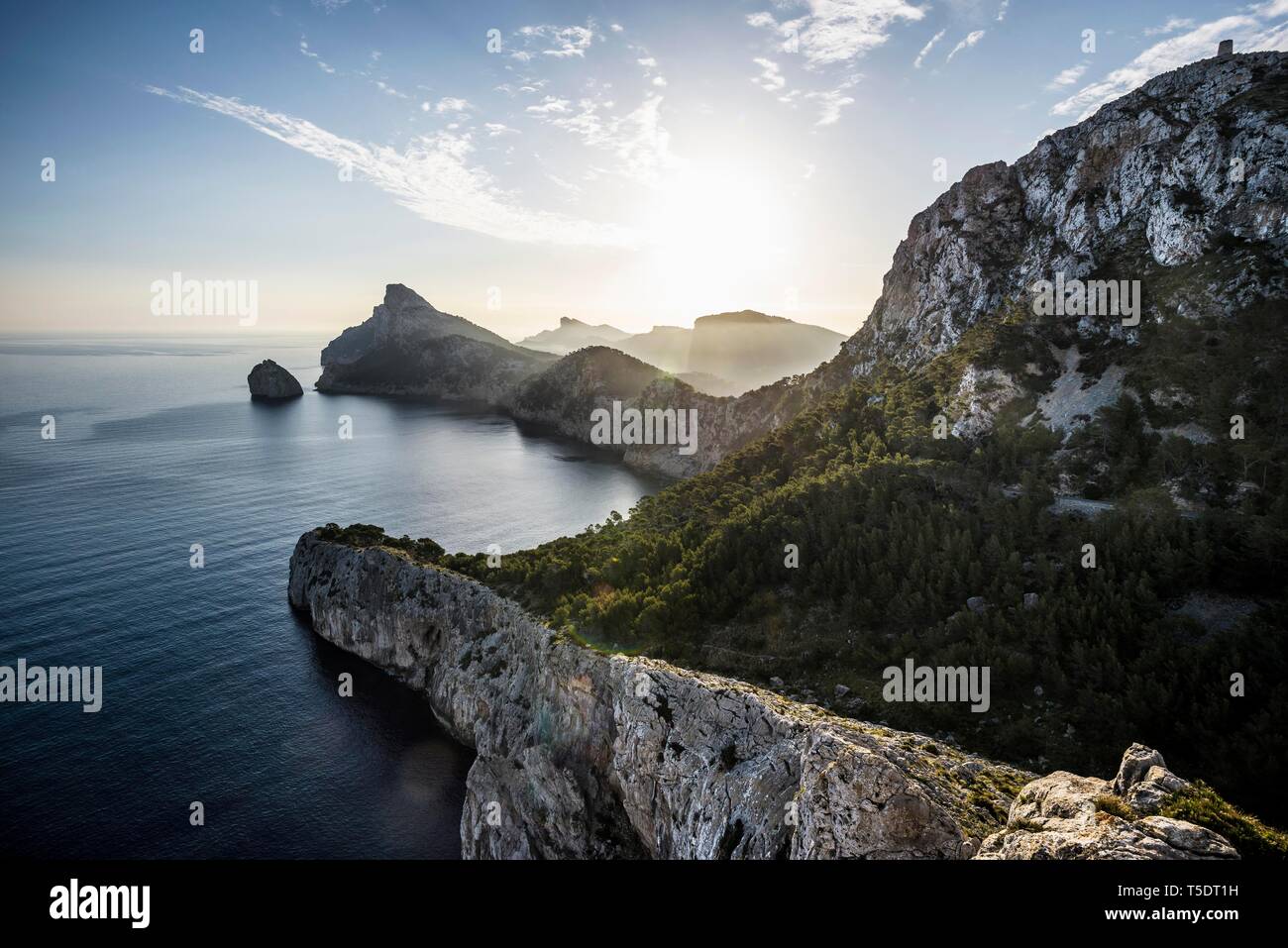 Atmosfera di mattina oltre il mare con costa rocciosa, Cap Formentor, Port de Pollenca, Serra de Tramuntana, Maiorca, isole Baleari, Spagna Foto Stock