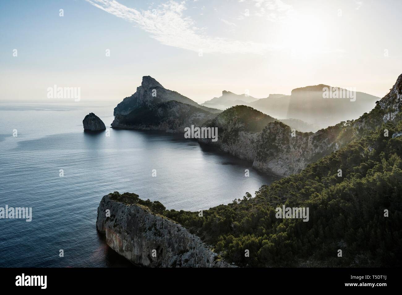 Atmosfera di mattina oltre il mare con costa rocciosa, Cap Formentor, Port de Pollenca, Serra de Tramuntana, Maiorca, isole Baleari, Spagna Foto Stock