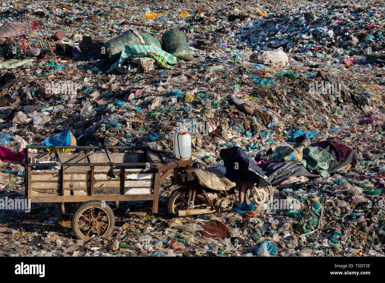Garbage dump con immondizia di plastica, Choeung Ek, Phnom Penh Cambogia Foto Stock