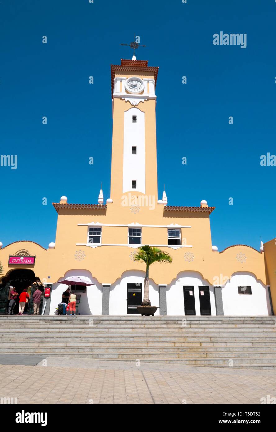 Sala Mercato Mercado Nuestra Senora de l Africa con clock tower, architettura moresca, Santa Cruz de Tenerife, Tenerife, Isole Canarie, Spagna Foto Stock