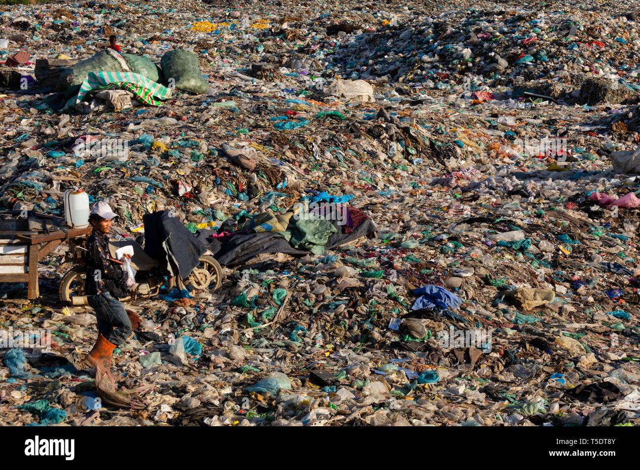 Garbage Collector in discarica di rifiuti con immondizia di plastica, Choeung Ek, Phnom Penh Cambogia Foto Stock