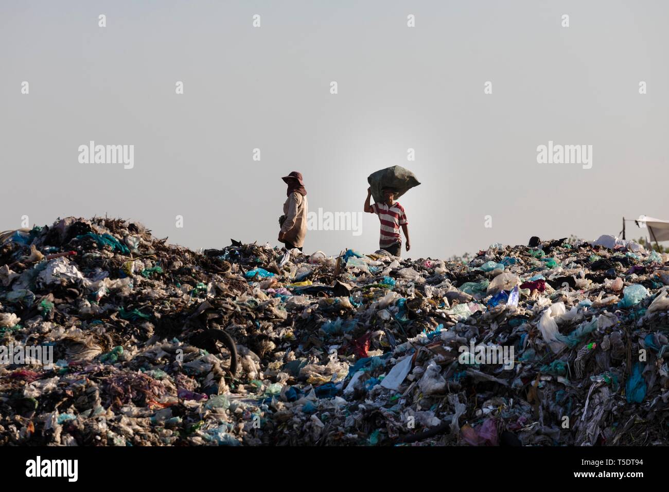 Garbage Collector a garbage dump, garbage mountain con immondizia di plastica, Choeung Ek, Phnom Penh Cambogia Foto Stock