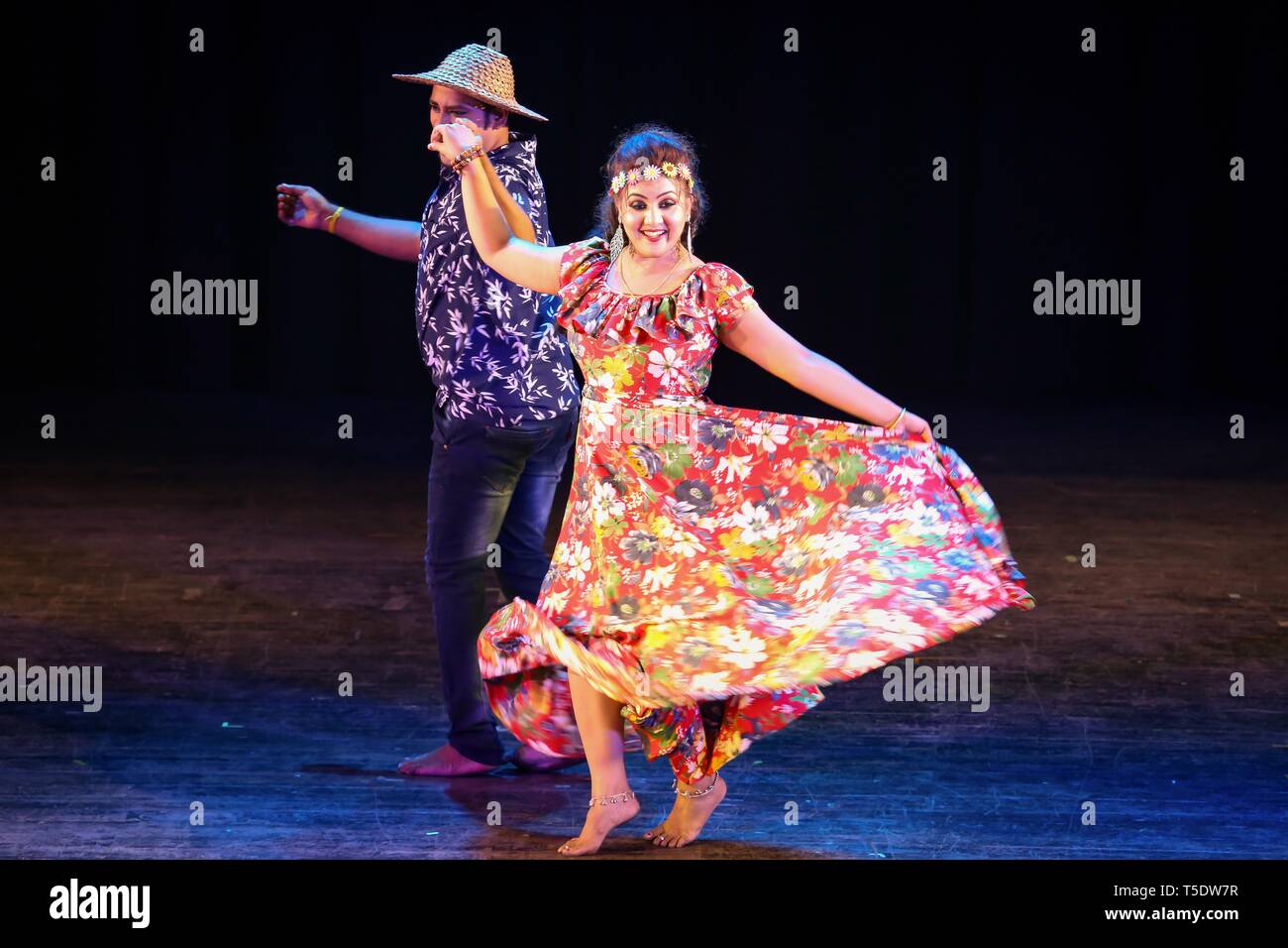 Giovane eseguire indiana tradizionale danza folk di Goa sul palco indossando costumi colorati Foto Stock