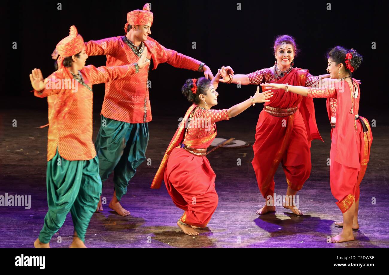 La tradizione indiana ballerini eseguono Tamasha folk dance di Maharashtra indossando costumi tradizionali Foto Stock