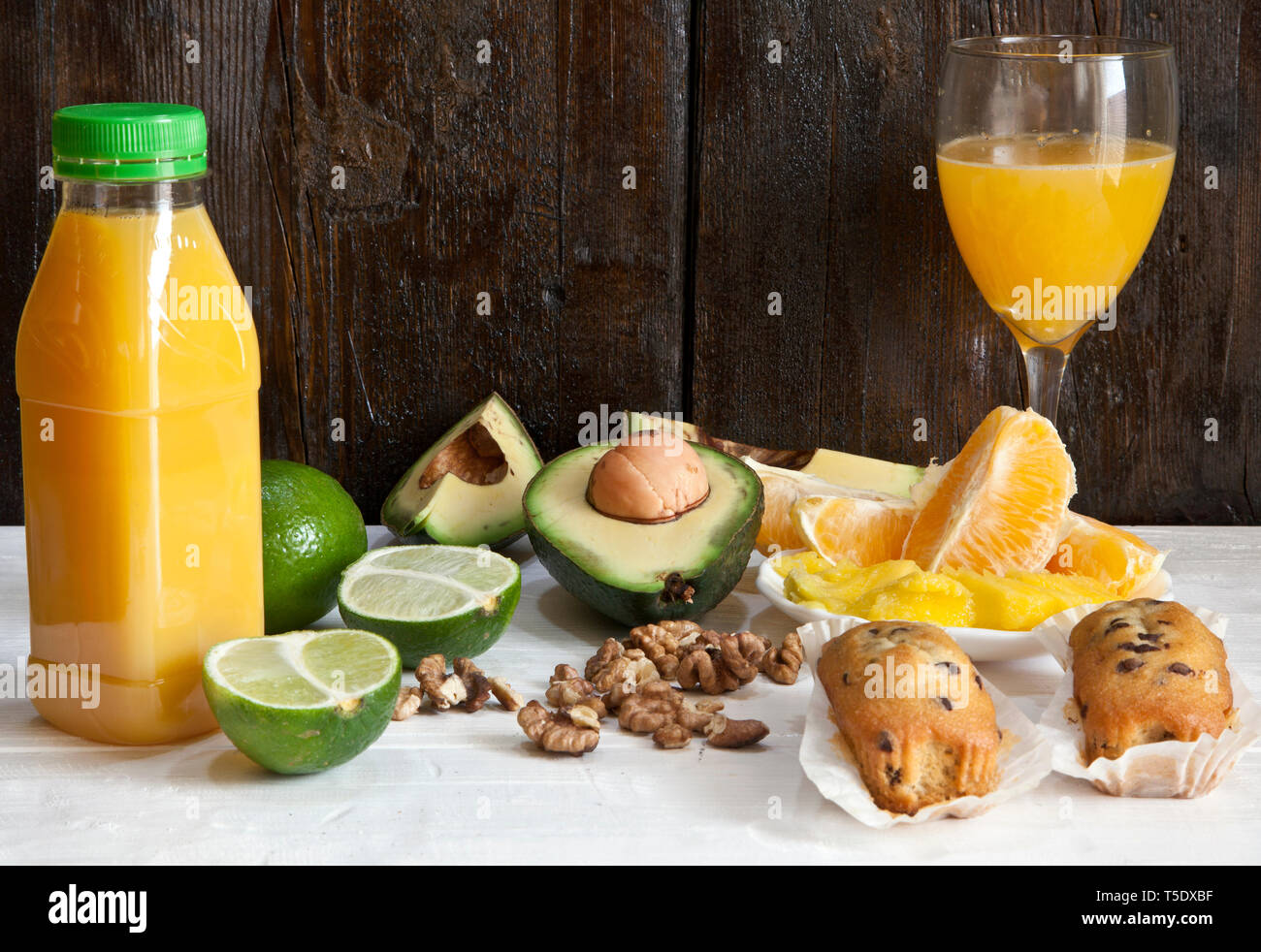 Cibi sani pieno di vitamine sulla tavola Foto Stock