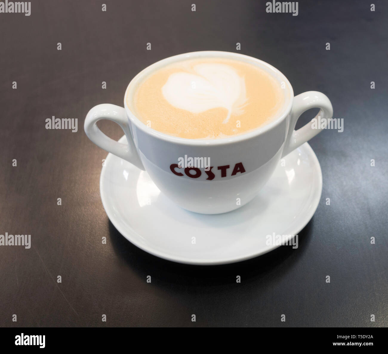 Un matrimoniale grande gestite tazza di latte Costa Coffee, England, Regno Unito Foto Stock