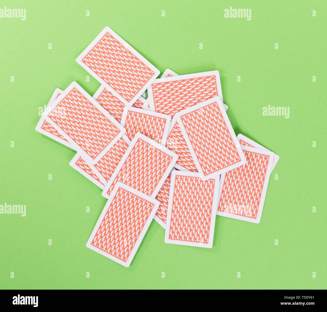 Si diffondono, face down cards isolato su sfondo verde Foto Stock