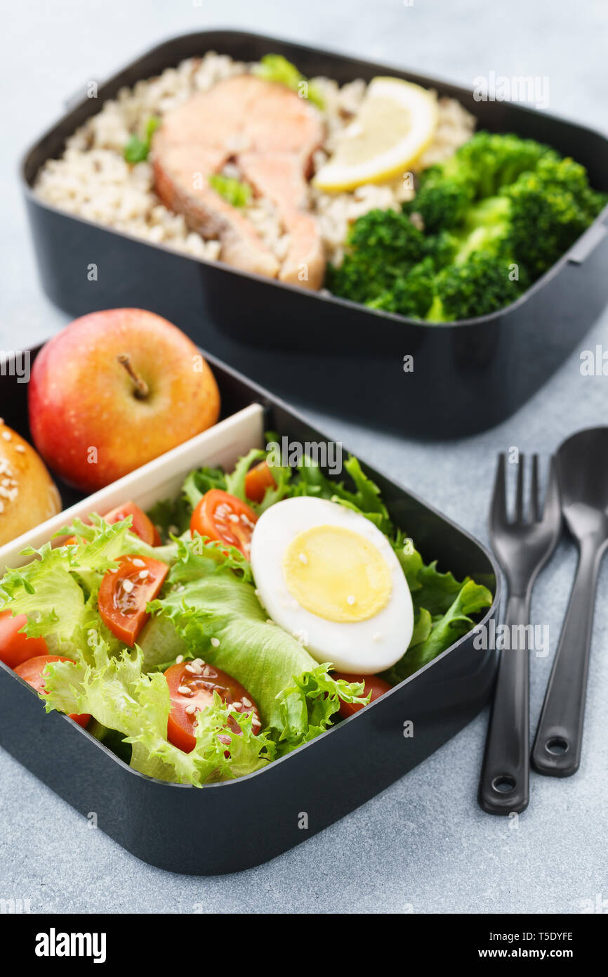 Il pranzo di scatole con cibi pronti per andare al lavoro o a scuola. Preparazione di pasto o il concetto di dieta. Foto Stock