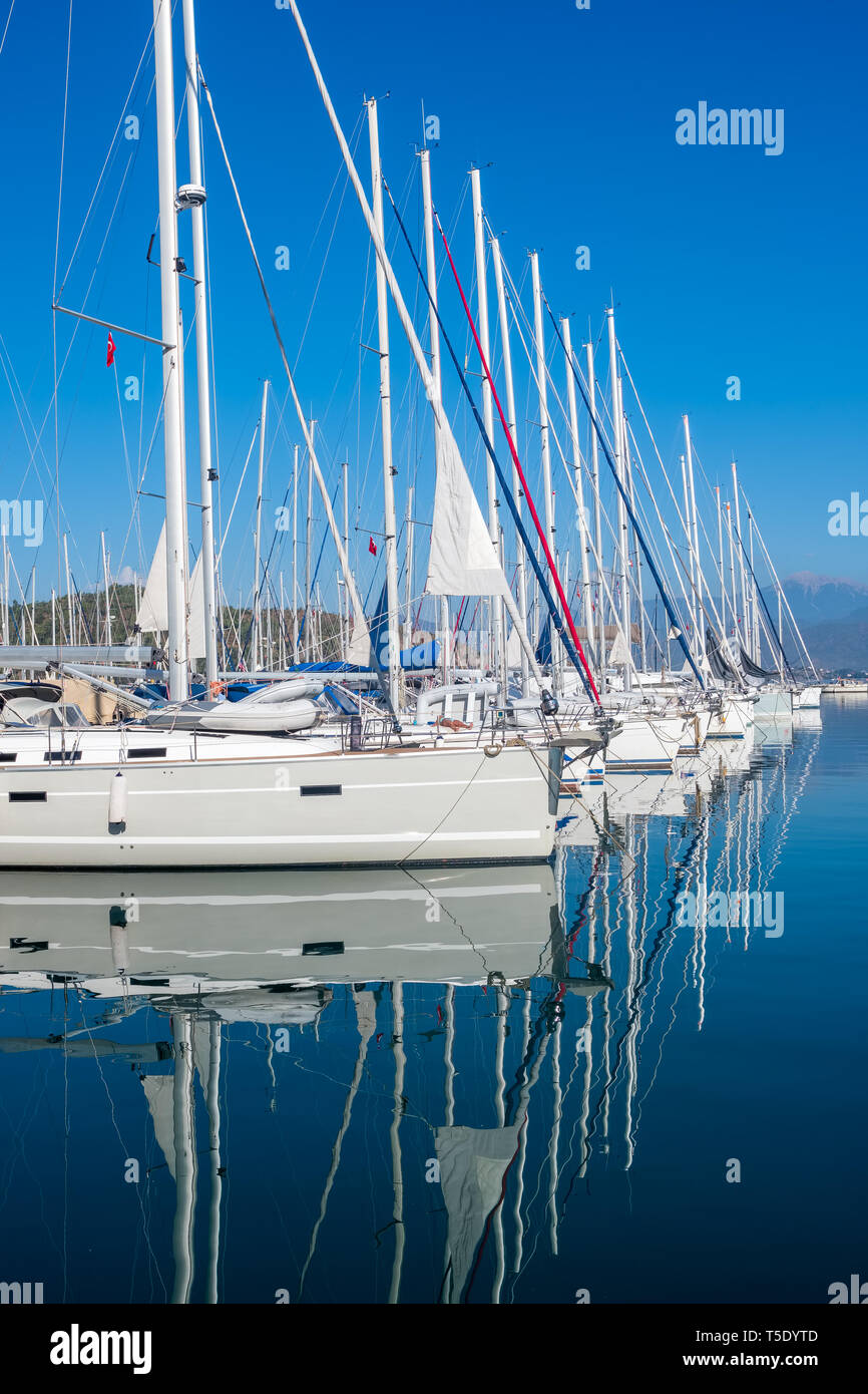 Vista ravvicinata del moderno yacht a marina Foto Stock