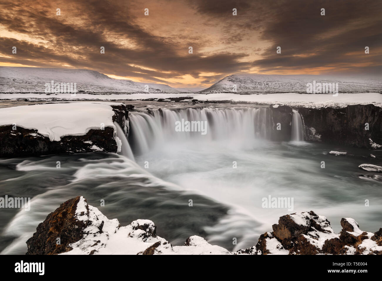 Mighty Goðafoss in serate al crepuscolo. Foto Stock