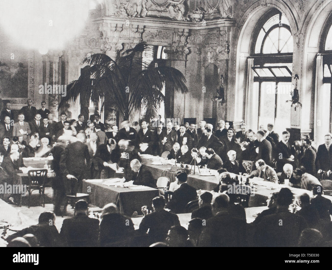 Conferenza di Losanna (1932) incontro dei rappresentanti del Regno Unito, Germania e Francia. Il barone von Neurath trattato firmato dal lato tedesco. Foto Stock