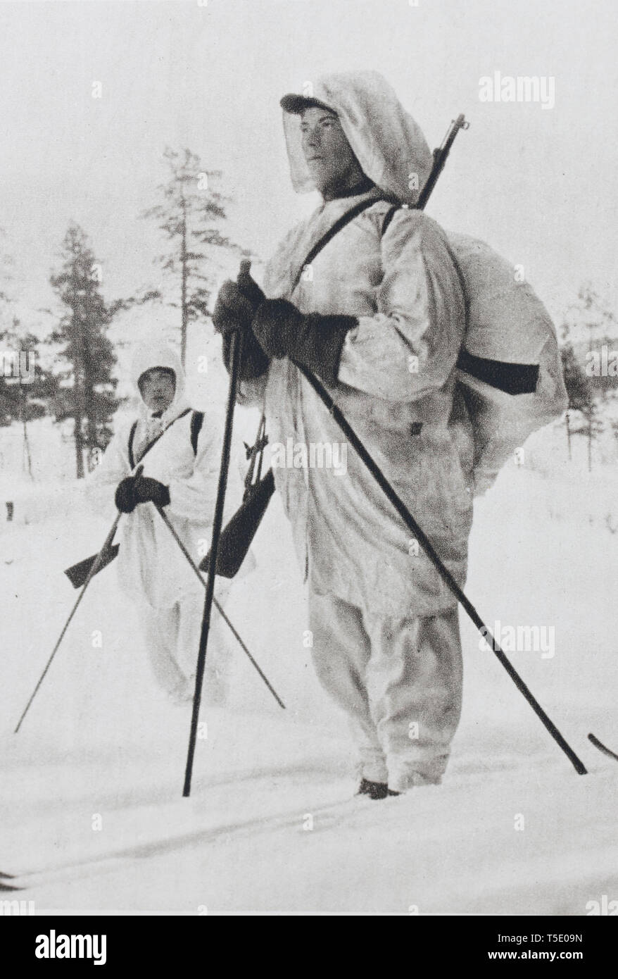 Durante la guerra Soviet-Finnish (1939-1940) gli sciatori dell'esercito finlandese in bianco camouflage realizzato fulmini e attacchi efficaci sulle unità dell'esercito rosso Foto Stock