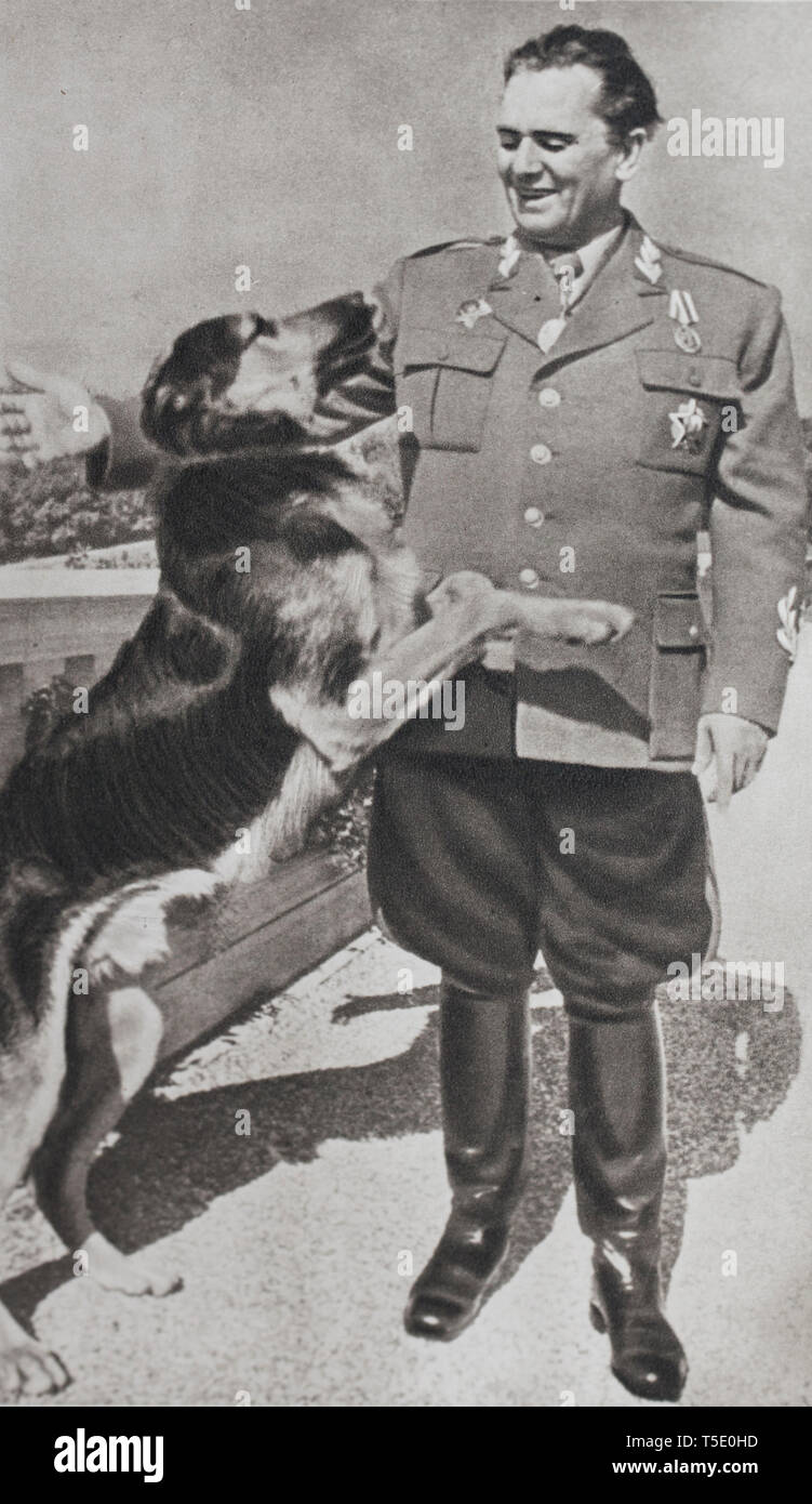 Il Maresciallo Giuseppe Broz Tito. Egli è stato l'anima della resistenza jugoslava e portato nel suo ritiro dalle montagne di una guerra di guerriglia contro il tedesco Foto Stock