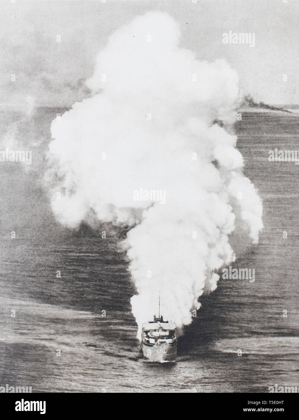 Il R.A.F attaccato i convogli tedeschi nel Mediterraneo. Una bomba che cade da un 'Beaufighter' aeromobile colpito un mercantile armato nave che trasporta il tedesco rein Foto Stock