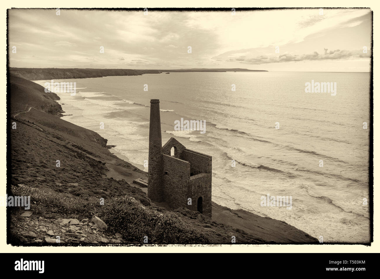 Vintage Look-Wheal Coates Miniera di stagno della Cornovaglia vista costiera. Pila, Capriccio Casa del motore e francobolli e Capriccio Casa del motore. Sant Agnese, Cornwall, Inghilterra. Foto Stock