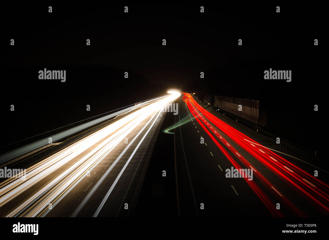 Autobahn bei Nacht Foto Stock