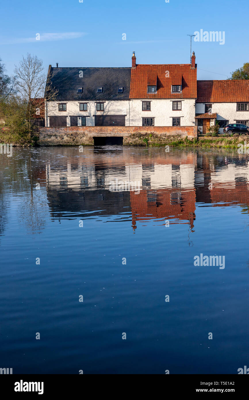 Grande Doddington, Northamptonshire. U.K. Il 12 aprile 2019. Una fredda mattina di sole lungo la Nene Valley a Hardwater Crossing, Foto Stock
