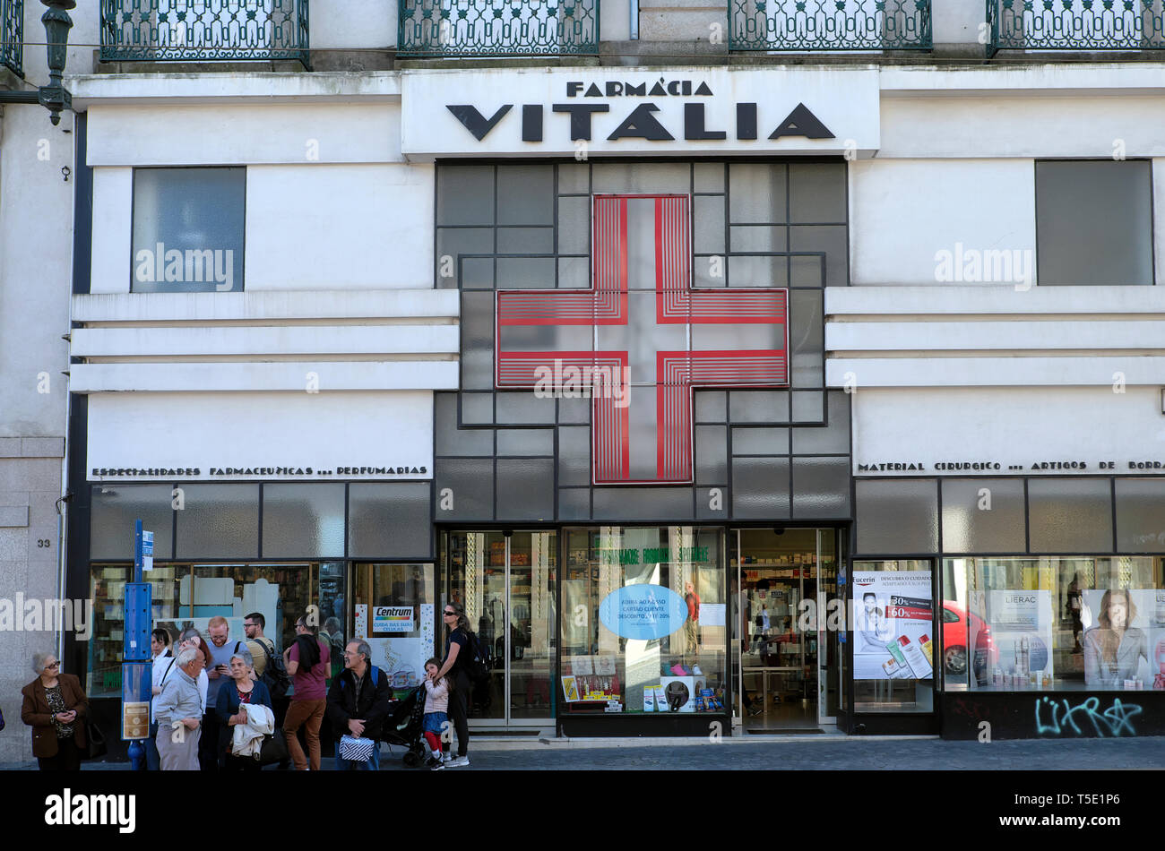 Facciata esterna del Farmácia Vitália con croce rossa su un edificio Praça da Liberdade nella città portoghese di Porto Portogallo Europa KATHY DEWITT Foto Stock