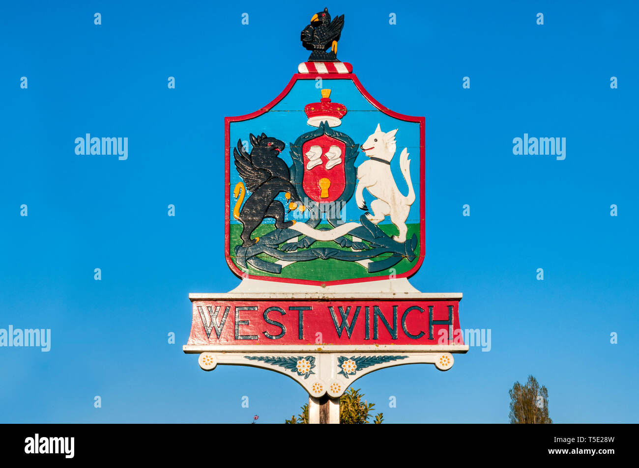 Intagliato un cartello in legno per il villaggio di West argano a ovest di Norfolk. Foto Stock
