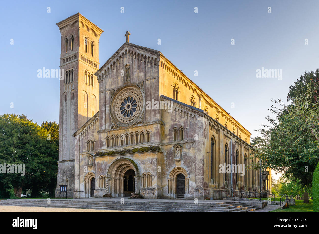 Xix secolo di Santa Maria e San Nicola" chiesa parrocchiale a Wilton costruito in Italianamente architettura romanica, Wilton, Wiltshire, Inghilterra, Regno Unito Foto Stock Xix secolo di Santa Maria e San Nicola" chiesa parrocchiale a Wilton costruito in Italianamente architettura romanica, Wilton, Wiltshire, Inghilterra, Regno Unito Foto Stock
