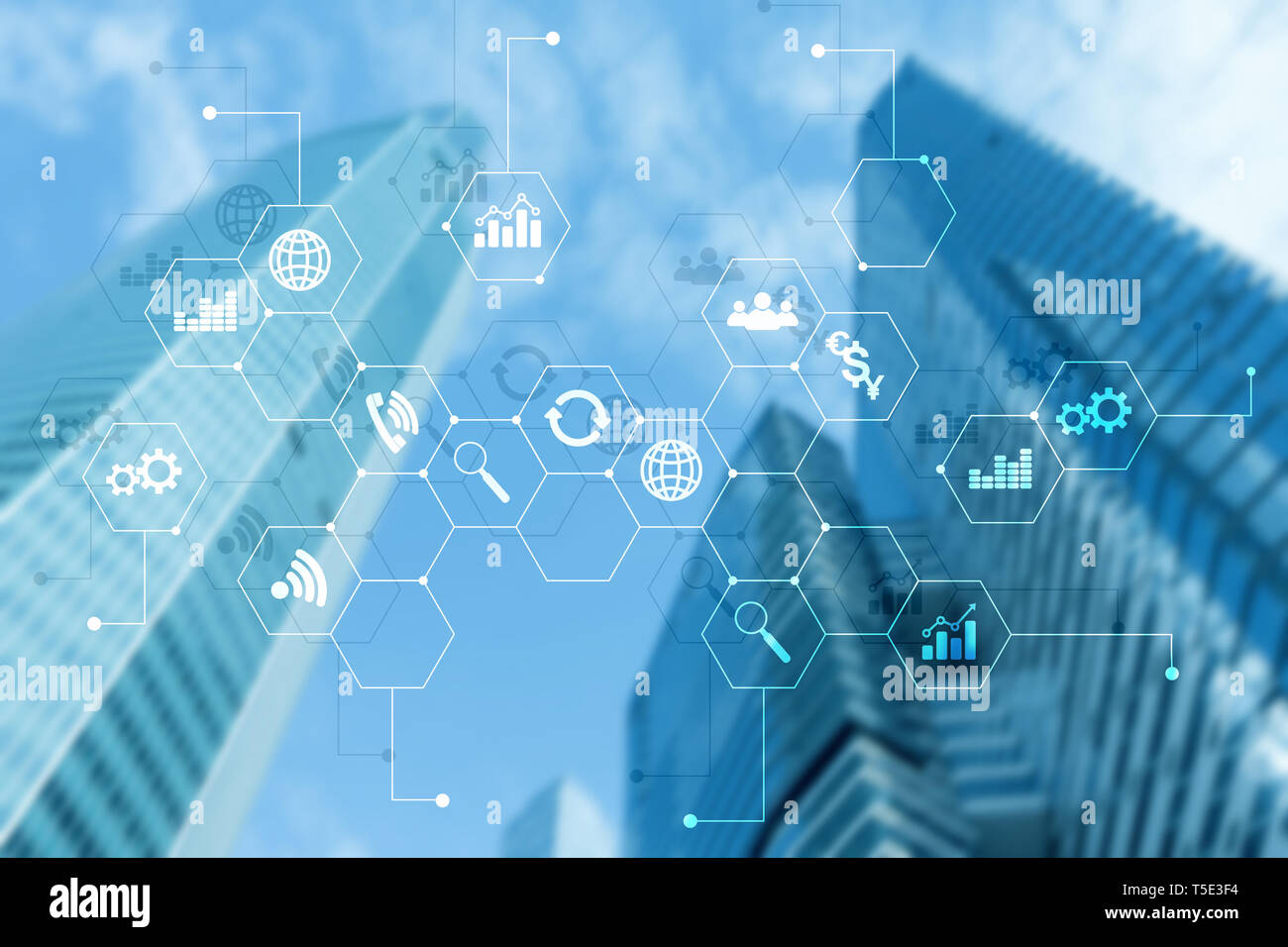 La doppia esposizione dei supporti misti. Gli schemi e le icone sulla schermata di ologramma. La gente di affari e moderna città sullo sfondo Foto Stock