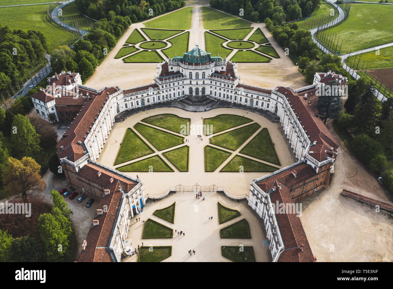 Torino, Italia. Xxi Aprile, 2019. La Palazzina di Caccia di Stupinigi è una delle residenze della casa reale di Savoia nel nord Italia, parte del patrimonio mondiale Unesco elenco. Costruito come un royal hunting lodge nei primi anni del XVIII secolo, è situato a Stupinigi. Credito: Alessandro Bosio/Pacific Press/Alamy Live News Foto Stock