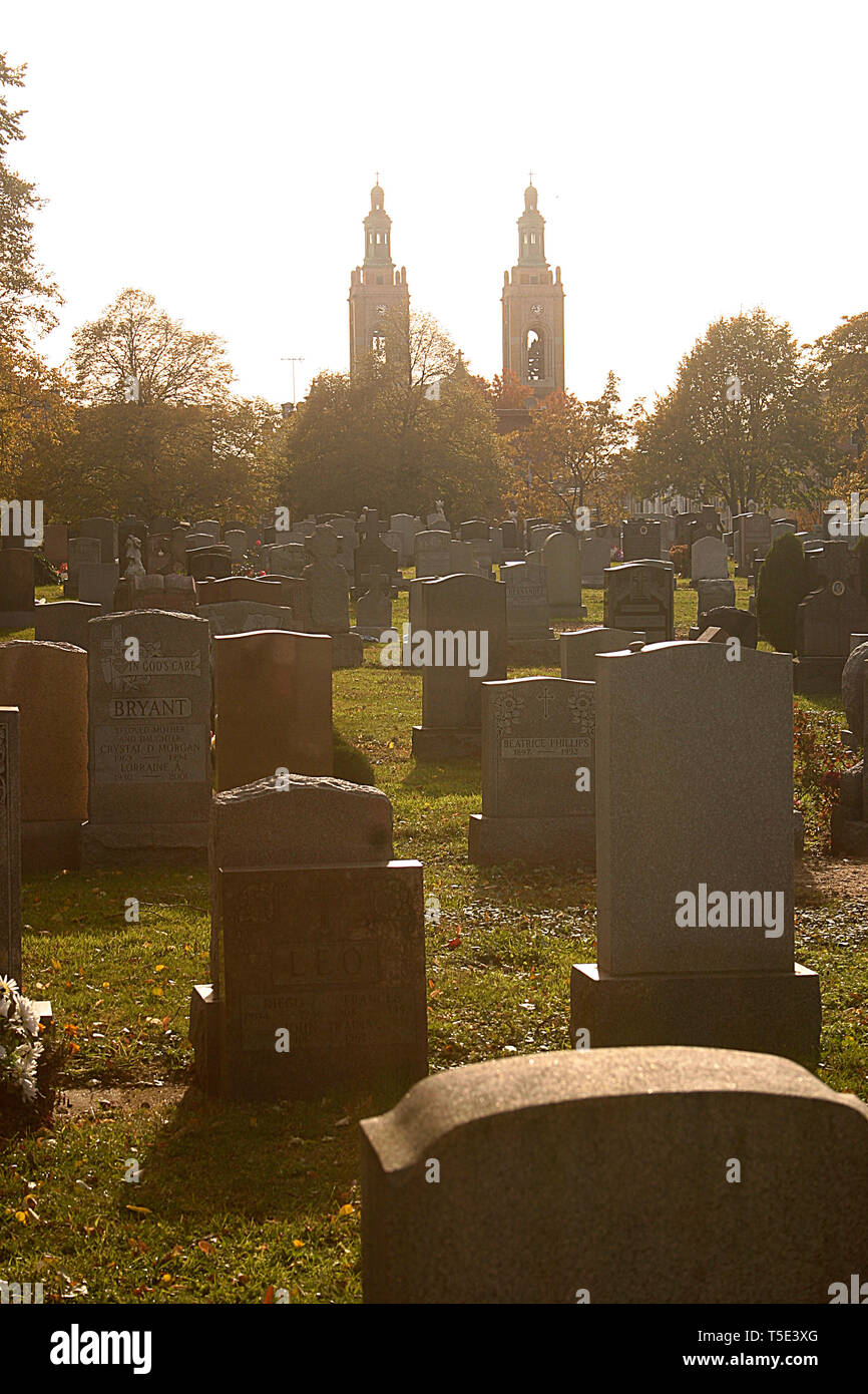 Ridgewood, NY, Stati Uniti. Linden Hill Metodista Cimitero, con vista sulla Chiesa Cattolica Romana di San Aloysius sullo sfondo. Foto Stock