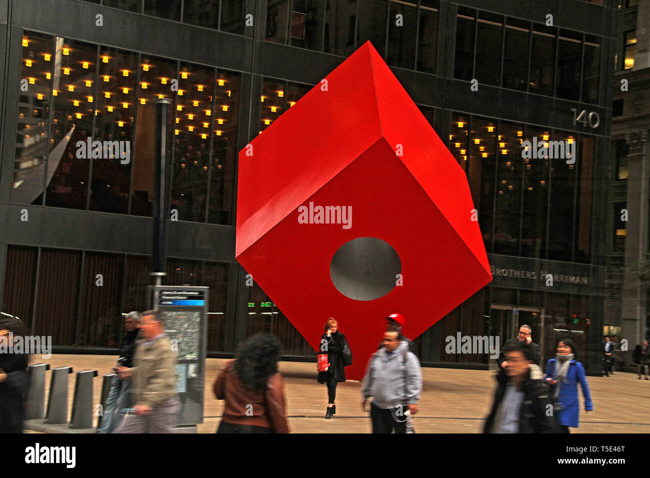 Manhattan, New York, Stati Uniti. Persone che camminano su Broadway, di fronte all'iconica illustrazione del Red Cube. Foto Stock