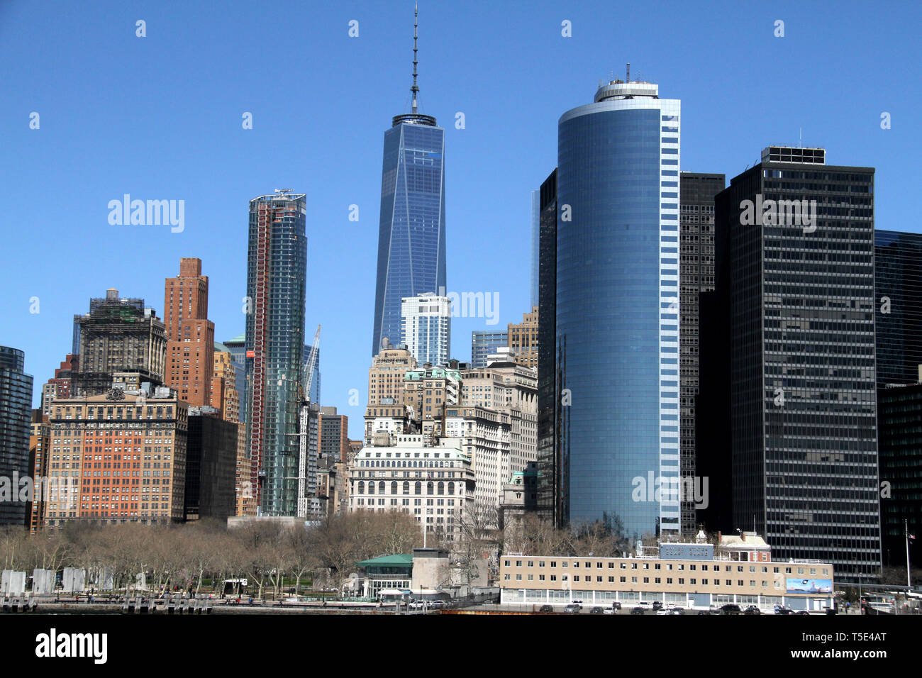 Quartiere finanziario di Lower Manhattan grattacieli visto dalla New York Bay Foto Stock