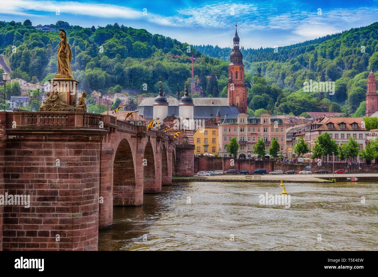 Heidelberg con una vista della città vecchia con il vecchio ponte sul fiume Neckar e della Chiesa dello Spirito Santo. Foto Stock