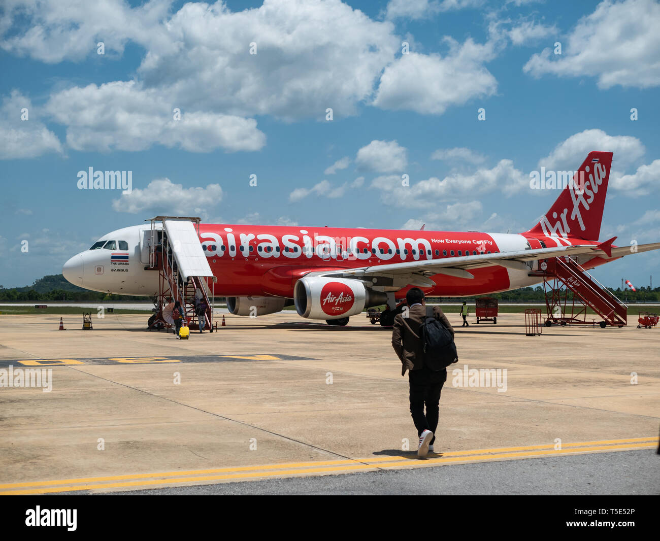 Airbus A320 da Thai Air Asia all aeroporto di Narathiwat nel sud della Thailandia. Foto Stock