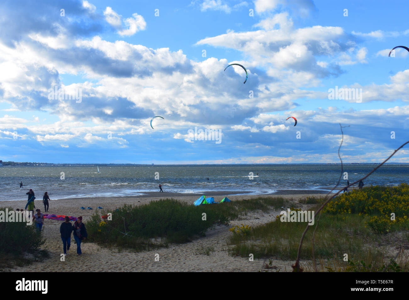 Il kite surf durante il tramonto a Sandy Hook, Atlantic Highlands, New Jersey Foto Stock