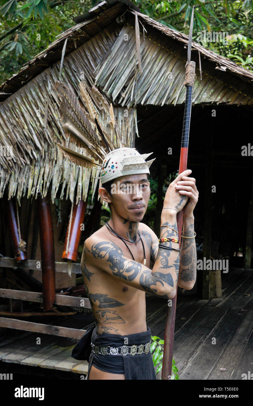 Tatuato Penan uomo tribale con lancia Sarawak Villaggio Culturale, Kuching, Sarawak (Borneo), Malaysia Foto Stock