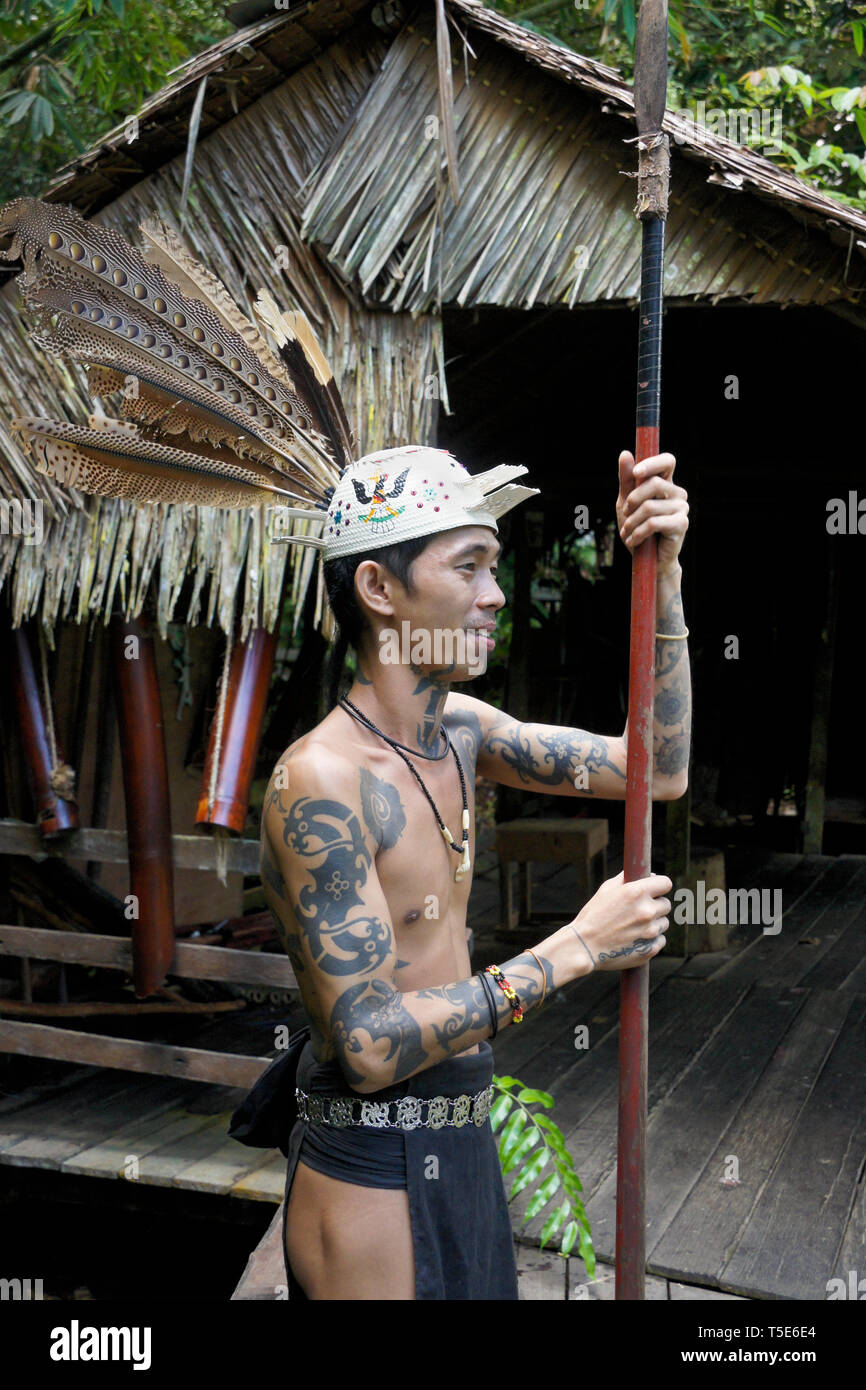 Tatuato Penan uomo tribale con lancia Sarawak Villaggio Culturale, Kuching, Sarawak (Borneo), Malaysia Foto Stock