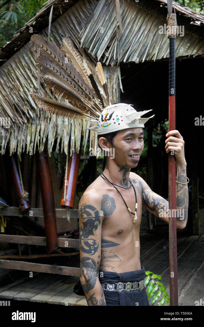 Tatuato Penan uomo tribale con lancia Sarawak Villaggio Culturale, Kuching, Sarawak (Borneo), Malaysia Foto Stock