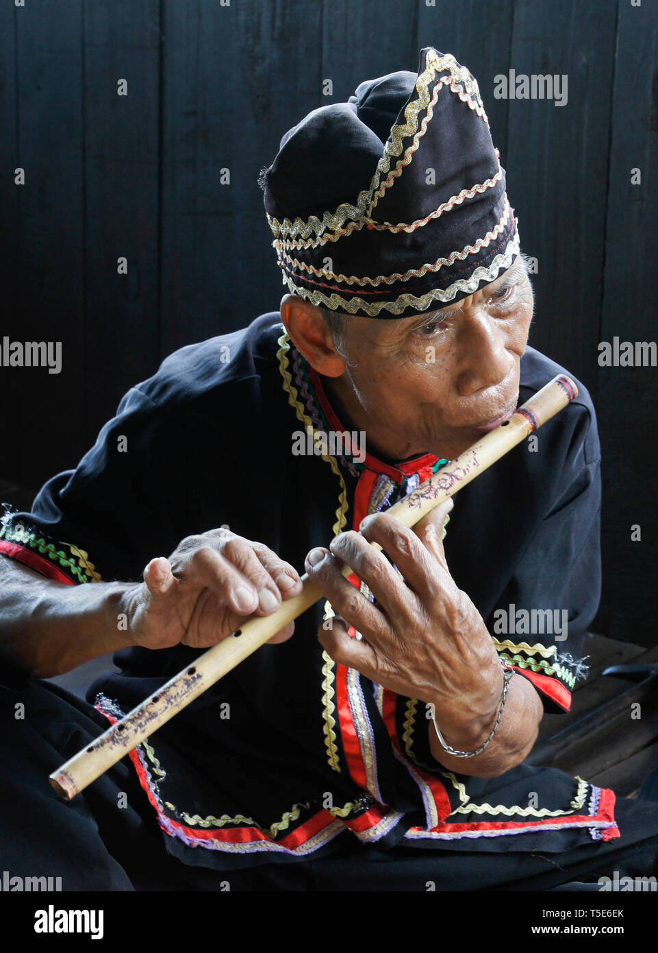 Iban uomo tribale suonare il flauto di Sarawak Villaggio Culturale, Kuching, Sarawak (Borneo), Malaysia Foto Stock