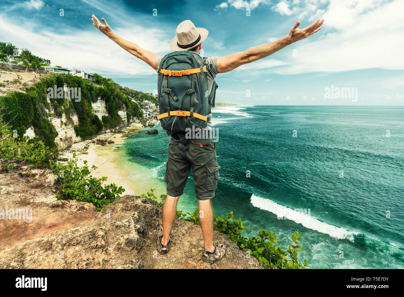 L'uomo viandante sul vertice di montagna gode di vista aerea le mani sollevate oltre le nuvole stile di vita viaggio concetto di successo avventura vacanze attive outdoor Foto Stock