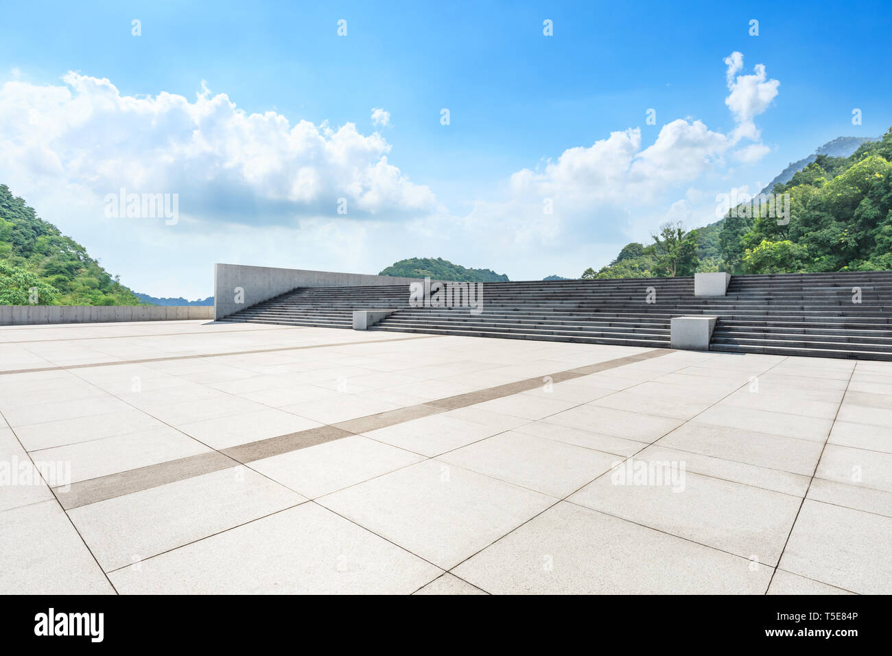 Quadrato vuoto piano e montagna verde con sky paesaggio Foto Stock